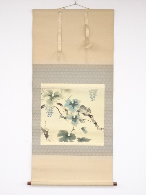 日本画　百香筆　葡萄栗鼠図　肉筆絹本掛軸（共箱）